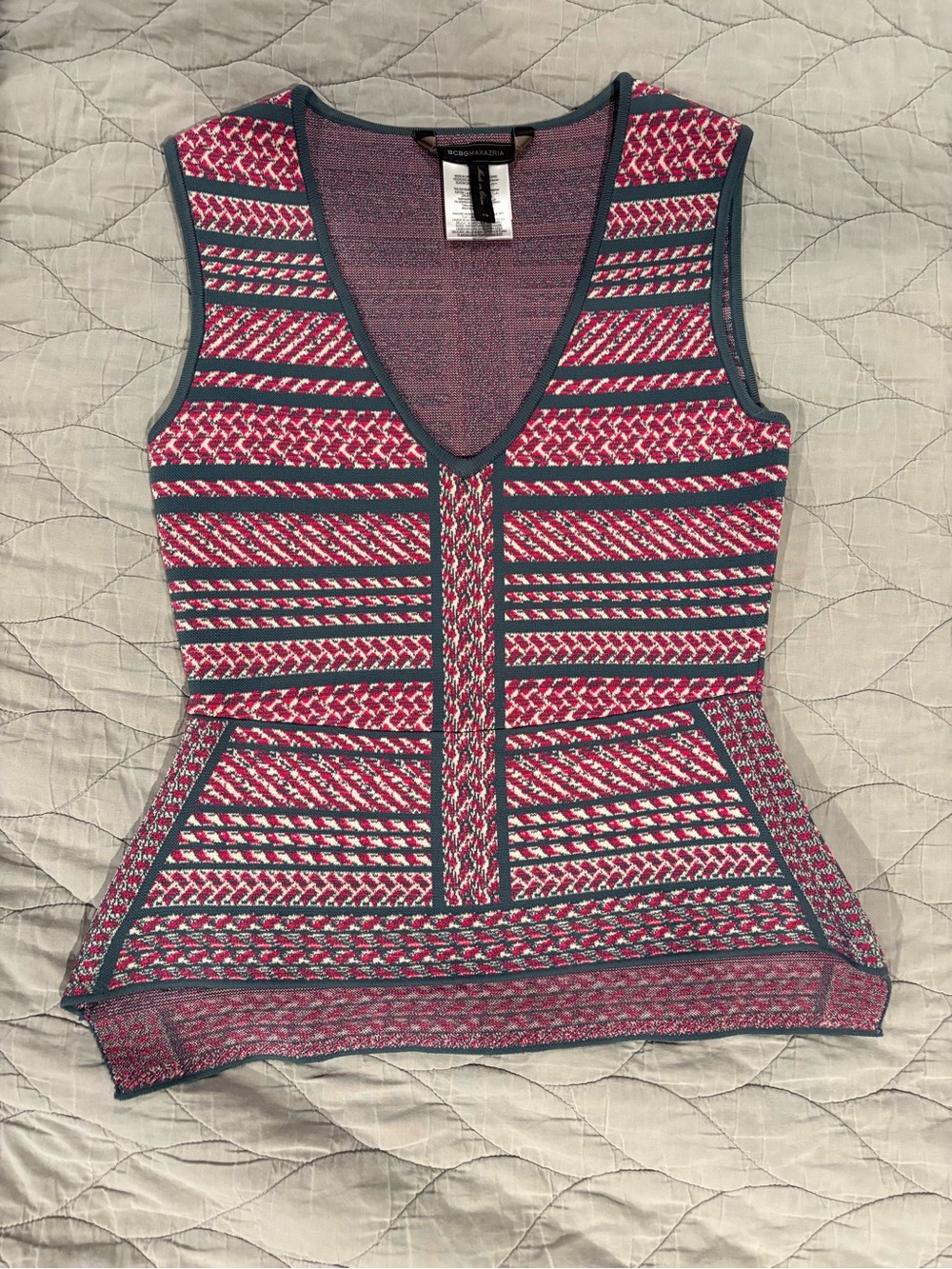 BCBGMAXAZRIA Pink Patterned V-Neck Sleeveless Peplum Top